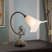 настольная лампа с изогнутой бронзовой стойкой и рельефным стеклянным абажуром