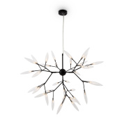 подвесной светильник с множеством вытянутых стеклянных элементов на черной арматуре