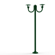 уличный фонарный столб зелёного цвета с тремя рожками