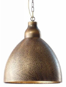 подвесной светильник с широким металлическим куполом и тёплой фактурной отделкой