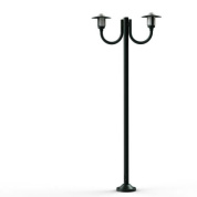 фонарный столб тёмно-серого цвета с тремя рожками