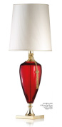 настольная лампа с высоким тканевым абажуром и вытянутым стеклянным корпусом красного цвета