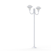 уличный фонарь с двумя рожками и матовыми плафонами на белой опоре