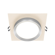 встраиваемый потолочный светильник белого цвета с квадратным корпусом и широким рассеивателем