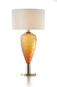 настольная лампа с крупным стеклянным основанием янтарного оттенка и текстильным абажуром