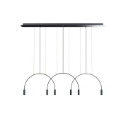 подвесной светильник с округлыми контурами на черной прямоугольной платформе