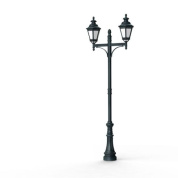 уличный фонарный столб с двумя плафонами в зелёной патине