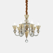 подвесная хрустальная люстра с золотистой арматурой и множеством подвесов