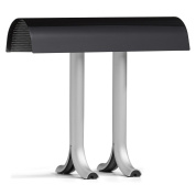 настольная лампа с изогнутым металлическим абажуром цвета черный металл