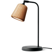 настольная лампа с деревянным плафоном в отделке под дуб на чёрной подставке