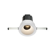 встраиваемый потолочный светильник белого цвета с компактным корпусом