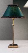настольная лампа с конусным зелёным абажуром на металлической стойке