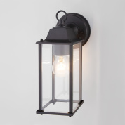 уличный настенный фонарь с прозрачными стеклянными панелями в металлической раме