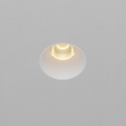 встраиваемый светильник с белой рамкой и алюминиевым радиатором