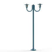 уличный фонарный столб голубого цвета с тремя рожками