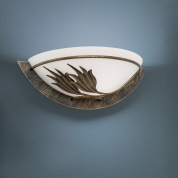 настенное бра в форме полукруга с матовым стеклом и декоративным растительным мотивом