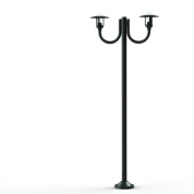 фонарный столб тёмно-серого цвета с тремя рожками