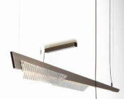 подвесной светильник с вытянутым прямоугольным корпусом и нижним хрустальным рассеивателем