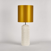 настольная лампа с золотистым абажуром и цилиндрическим рельефным корпусом