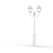 уличный фонарь с двумя рожками на белой стойке