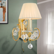 двухламповое настенное бра с текстильными абажурами и подвесками из прозрачного хрусталя