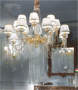 подвесная люстра с шестнадцатью рожками и тканевыми абажурами на позолоченном основании