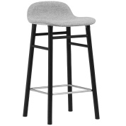1401215 Normann Copenhagen Form барный стул с серым сиденьем и основанием из черного дуба