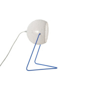 настольный светильник с рельефным полусферическим абажуром на синей металлической раме