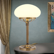 настольная лампа с округлым стеклянным плафоном шампанского оттенка и латунным основанием