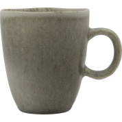 керамическая кружка цилиндрической формы серого оттенка с ручкой