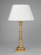 настольная лампа с латунным основанием и тканевым абажуром