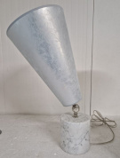 настольная лампа с вытянутым конусом абажура и каменным основанием