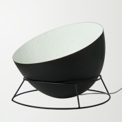 торшер с наклонным полусферическим абажуром и светлой внутренней отделкой