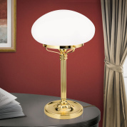 настольная лампа с округлым опаловым плафоном на латунной ножке