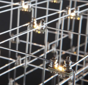 настольная лампа с пространственной металлической решетчатой конструкцией