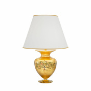 настольная лампа с круглым абажуром на золотом основании