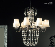 люстра с несколькими рожками и текстильными абажурами на хрустальном каркасе