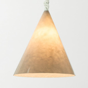 подвесной светильник с крупным коническим абажуром направленного света