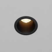 встраиваемый потолочный светильник черного цвета с золотым отражателем