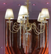 подвесная люстра с пяти рожками и каскадами хрустальных подвесок