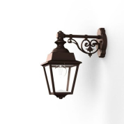 настенное бра с фонарным плафоном коричневого оттенка на кованом кронштейне