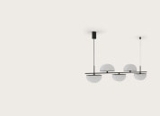 подвесная люстра с несколькими шарообразными стеклянными плафонами на горизонтальной штанге