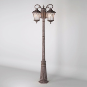 трёхламповый уличный парковый фонарь на опоре с классическими стеклянными плафонами