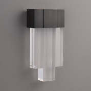 настенный светильник большого размера с вертикальными стеклянными секциями и тёмной арматурой