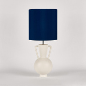 настольная лампа с синим абажуром и круглым основанием из стекла