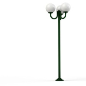 фонарный столб с тремя шарообразными плафонами на кронштейне