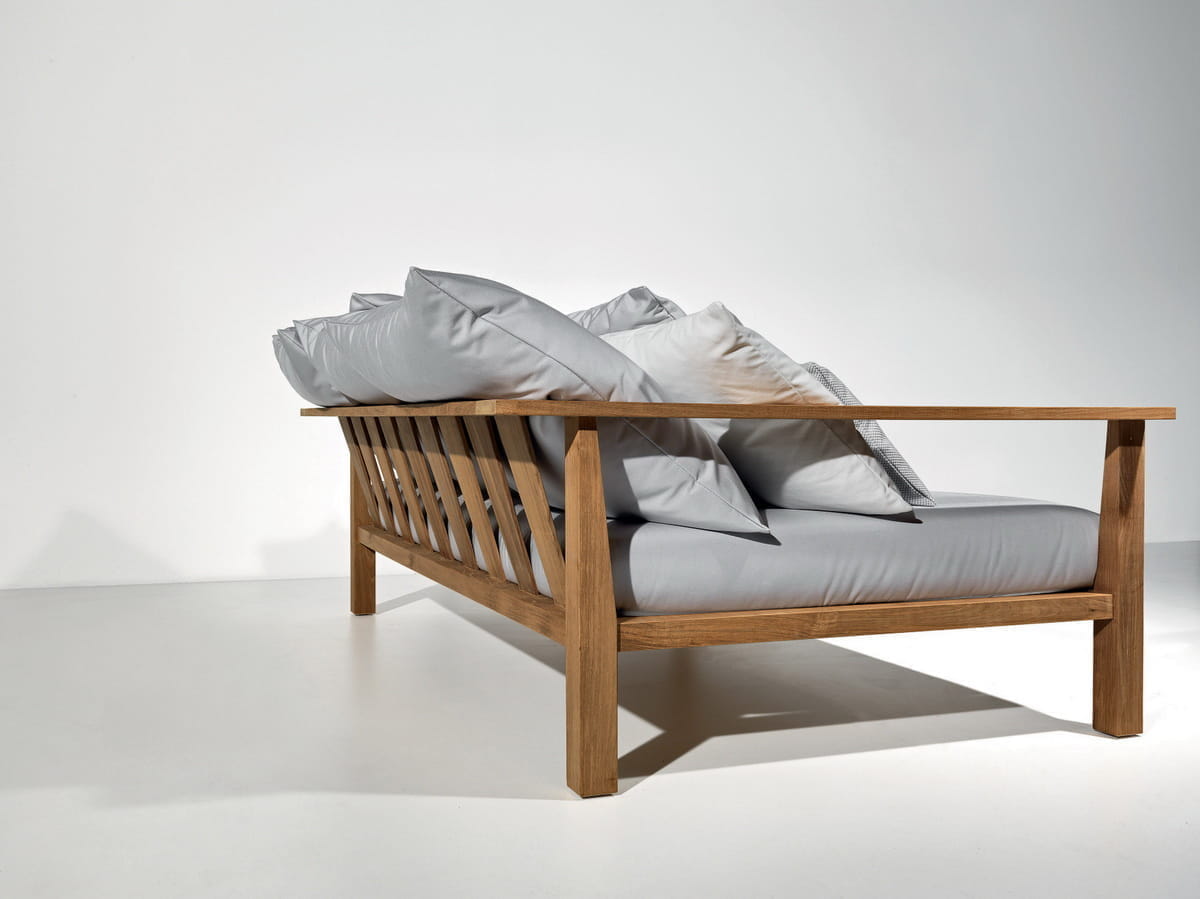 кровать диван с деревянным каркасом