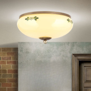 накладной потолочный светильник с теплым матовым плафоном и растительным декором в классическом стиле