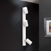 трёхламповый настенный спот с узкой вертикальной базой и поворотными цилиндрическими модулями