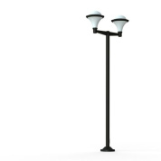 уличный фонарь с двумя рожками и полусферическими плафонами на тёмной опоре